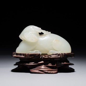 Un modèle d'un bélier en jade sculpté sur socle en bois, 19ème